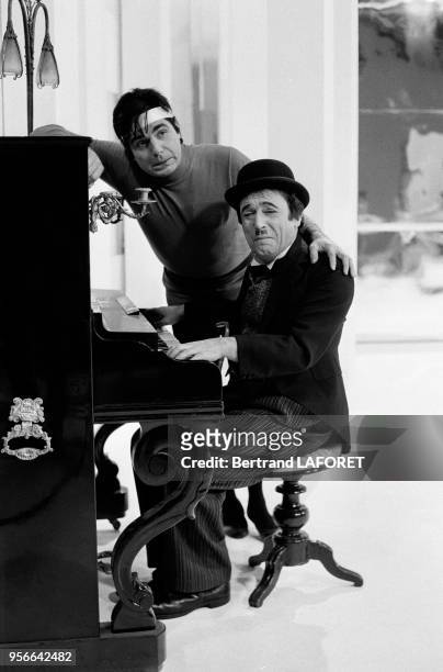 Roger Pierre et Jean-Marc Thibault dans l'émission de télévision 'La Grande farandole' le 6 avril 1970 à Paris, France.