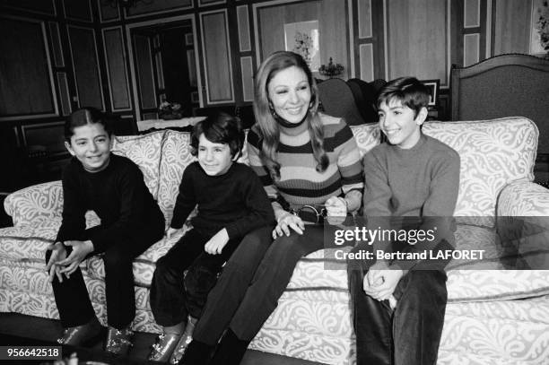 Impératrice d'Iran Farah Diba et ses enfants Farahnaz, Ali-Reza et Reza en février 1971 à Saint-Moritz, Suisse.