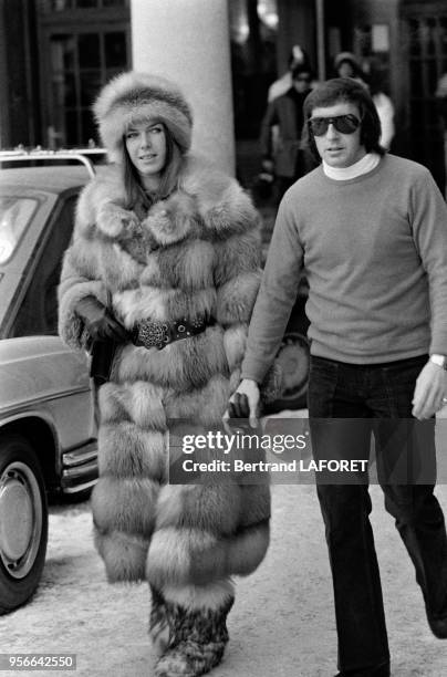 Le pilote automobile Jackie Stewart et son épouse Helen aux sports d'hiver en février 1971 à Saint-Moritz, Suisse.