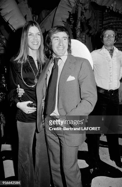 Le pilote automobile Jackie Stewart et son épouse Helen lors d'une soirée en février 1971 à Saint-Moritz, Suisse.
