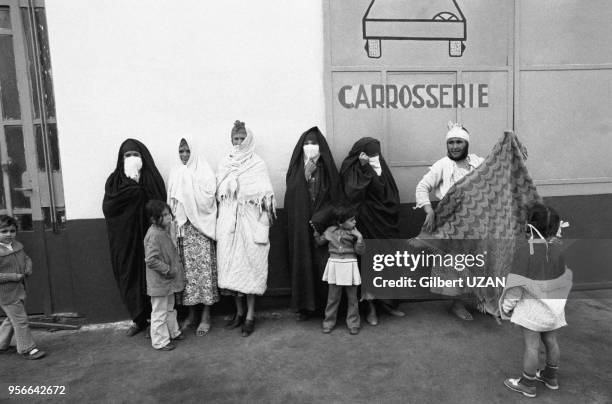 Un groupe de femmes voilées à Alger le 12 avril 1975, Algérie.