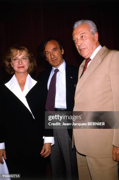 Les écrivains Christine Arnothy et Elie Wiesel lors de la remise d'un prix littéraire, avec à droite Lucien Barrière, le 6 septembre 1984 à...