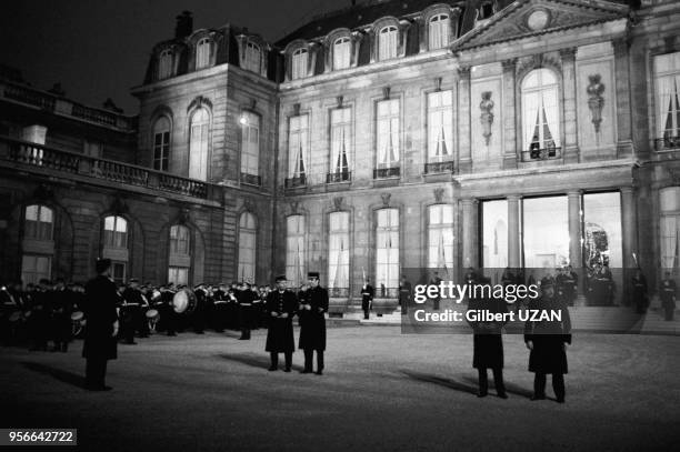 La garde républicaine dans la cours du Palais de l'Elysée lors d'une réception des membres du corps diplomatiques à Paris le 3 janvier 1975, France.