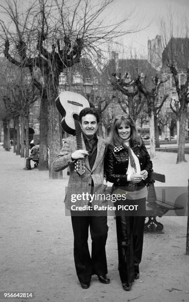 Portrait de Guy Béart et d'Antonella Lualdi place des Vosges le 11 mars 1974 à Paris, France.