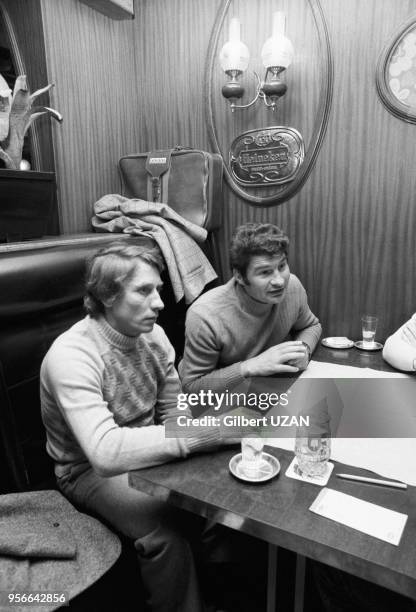 Jacques Anquetil et Raymond Poulidor dans un café parisien le 6 janvier 1975, France.