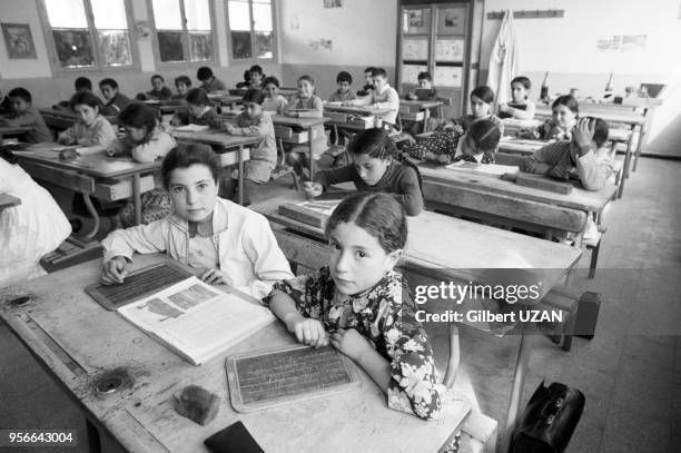 Elèves dans la salle de classe d'une école de filles à Ouadhia en avril 1975, Algérie.