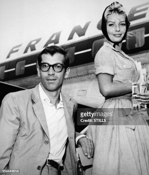 Roger Vadim et sa femme l'actrice danoise Annette Stroyberg montent dans un avion de la compagnie Air France à la fin des années 50, France. Circa...