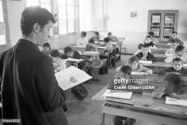 Elèves dans la salle de classe d'une école de filles à Ouadhia en avril 1975, Algérie.