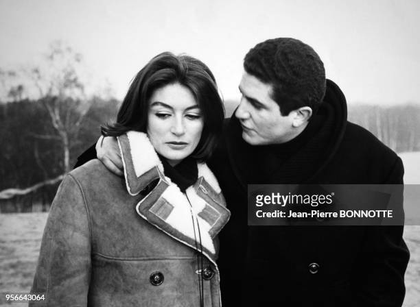Le realisateur Claude Lelouch et l'actrice Anouk Aimée sur le tournage du film 'Un homme et une femme' en 1965, France.