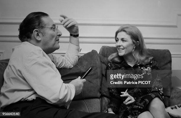 Nicole Courcel interviewé par Léon Zitrone chez elle à Paris le 6 novembre 1972, France.