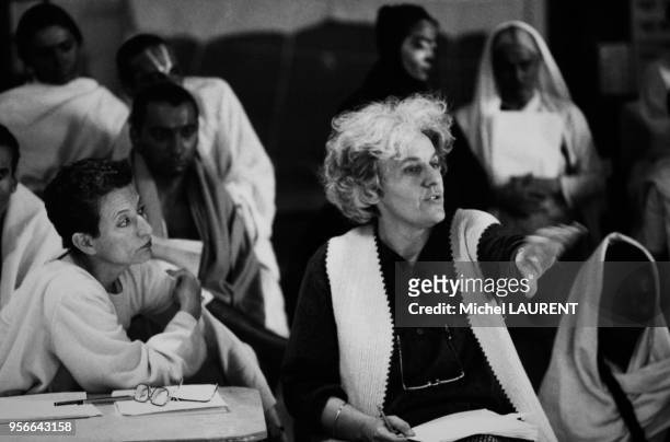 Hélène Cixous auteur de la pièce "l'Indiade ou l'Inde de leurs rêves" et Ariane Mnouchkine lors des répétitions en 1987 à Vincennes, France.
