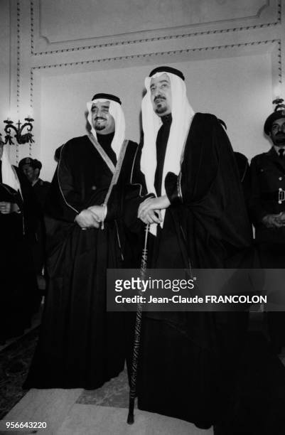 Le prince héritier Fahd et son demi-frère le roi Khaled en janvier 1977 à Ryad, Arabie Saoudite.