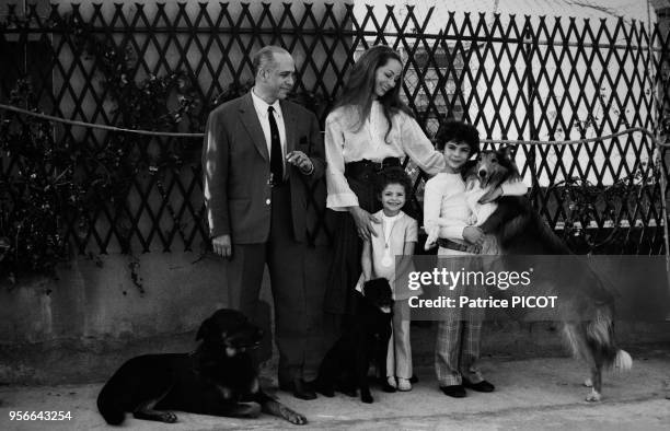 Claudine Coster, son mari Robet Manuel et leurs enfants Marie et Jean-Baptiste chez eux à Paris le 9 juin 1970, France.