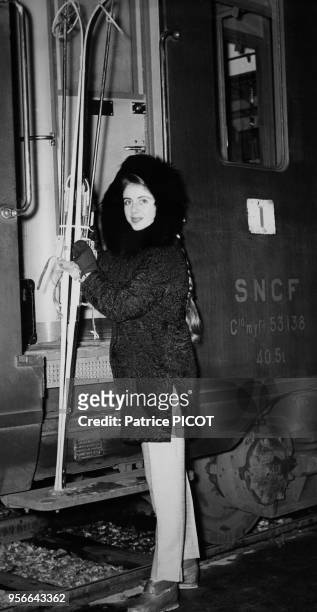 Francine Breaud prend le train en gare de Lyon pour aller au ski en janvier 1956, Paris, France.