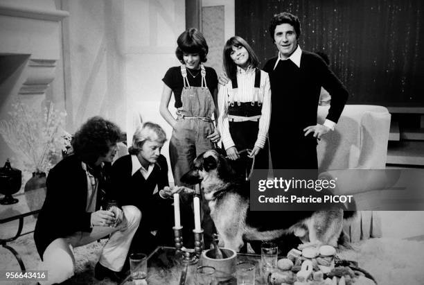 Claude François, Gérard Lenorman, Chantal Goya, Gilbert Bécaud et Caroline Lenorman lors d'un show télévisé à Paris en septembre 1977, France.