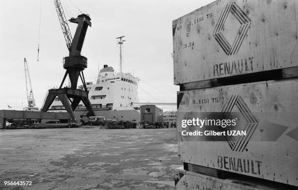 Containers avec grue et bateau sur le port du Havre en décembre 973, France.