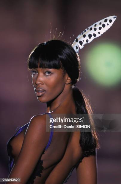 Naomi Campbell au défilé Versace, Haute-Couture, collection Printemps-été 1996 à Paris en janvier 1996, France.