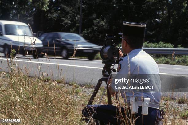 Un gendarme contrôle la vitesse des véhicules sur la route en Loire-Atlantique le 1er juillet 1999 en France.