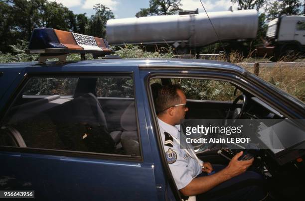 Un gendarme contrôle la vitesse des véhicules sur la route en Loire-Atlantique le 1er juillet 1999 en France.