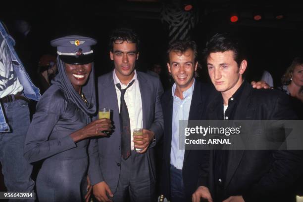 Grace Jones, Anthony Delon et Sean Penn lors d'une soirée au Palace en septembre 1989 à Paris, France.