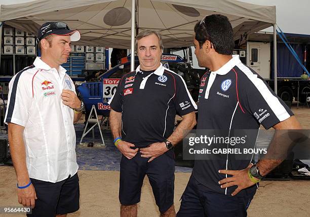 Spainish Carlos Sainz chats with his teammates, South African Giniel De Villiers and Nasser Al-Attiyah, during the rest day of the Dakar 2010, in...