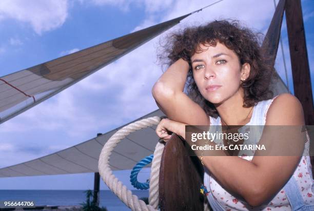 Portrait de l'actrice Corinne Touzet en juin 1990 à Sète, France.