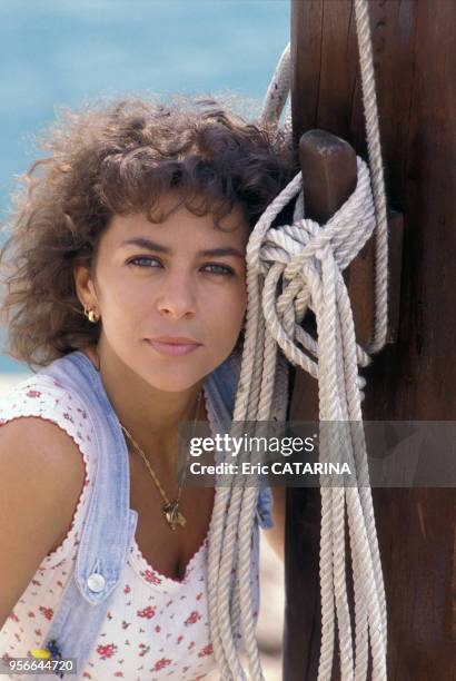 Portrait de l'actrice Corinne Touzet en juin 1990 à Sète, France.
