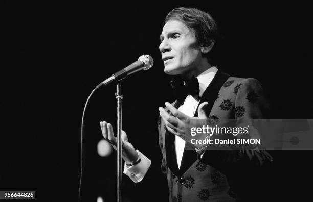Le chanteur égyptien Abdel Halim Hafez sur scène le 17 septembre 1974 à Paris, France.