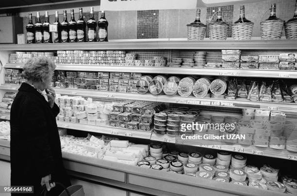 Cliente au rayon frais dans un supermarché Prisunic en septembre 1974 à Paris, France.