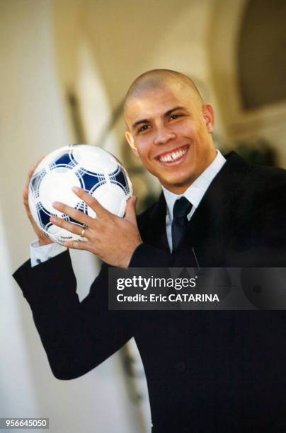 Portrait du footballeur brésilien Ronaldo le 3 octobre 2000 à Cannes, France.