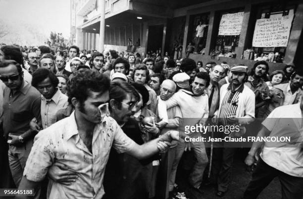 Des rebelles blancs hostiles à l'indépendance se rendent aux parachutistes après une tentative de mutinerie le 12 septembre 1974 à Lourenco-Marques,...