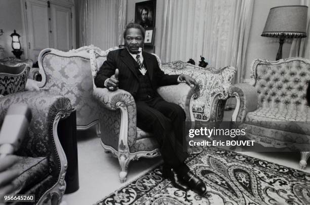 Portrait du dictateur centrafricain Jean-Bedel Bokassa, auto-proclamé Empereur, dans le salon de son château d'Hardricourt le 6 décembre 1984 à...