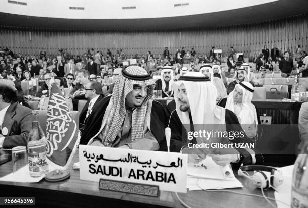 Le Roi Fahd et Sheikh Ahmed Zaki Yamani lors du sommet de l'OPEP à Alger en mars 1975, Algérie.