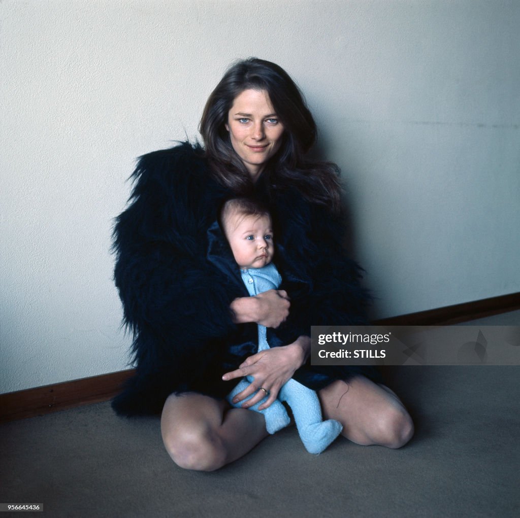 Portrait de l'actrice britannique Charlotte Rampling et de son bébé Barnaby Southcombe