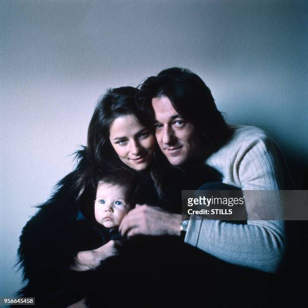 Portrait de l'actrice britannique Charlotte Rampling, de son mari Bryan Soutcombe et de leur fils Barnaby Southcombe en 1976.