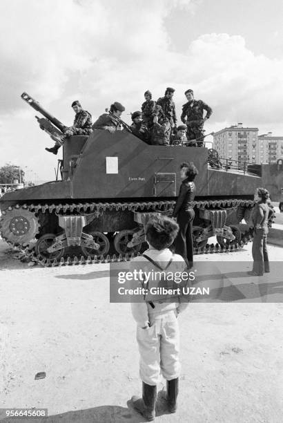 Un écolier regarde des militaires du MFA dans un tank à Lisbonne après la tentative de coup d'état manquée le 12 mars 1975.