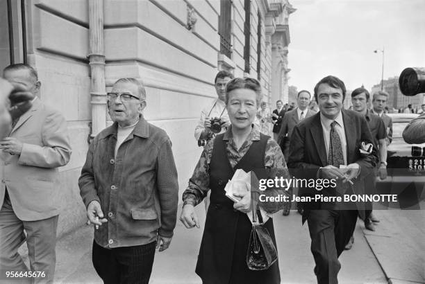 Jean-Paul Sartre, Simone de Beauvoir et Claude Lanzmann arrivent au Palais de Justice lors du procès d'Alain Geismar en mai 1970 à Paris, France.