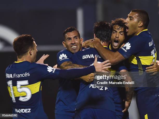Pablo Perez of Boca Juniors celebrates with temmates Carlos Tevez, Emmanuel Más, Ramón Ábila and Nahitan Nandez after scoring the first goal of his...