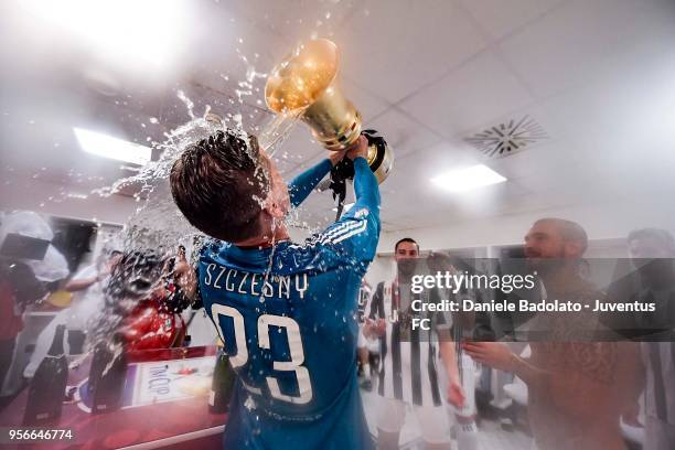 Wojciech Szczesny of Juventus celebrates with the trophy after winning the TIM Cup Final between Juventus and AC Milan at Stadio Olimpico on May 9,...