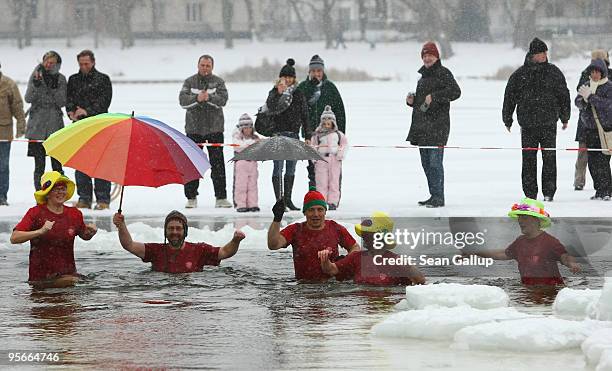 Members of the "Samsbader" ice swimming club enjoy a quick dip in the frozen Orankesee lake at the 26th annual Berlin Seals winter swim on January 9,...