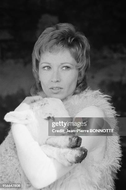 Marlène Jobert tient un agneau dans ses bras en avril 1971, France.