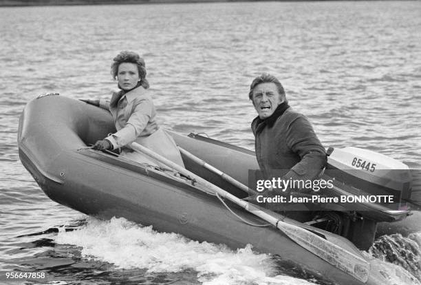 Marlène Jobert et Kirk Douglas à bord d'un canot pneumatique lors du tournage du film 'Les Doigts croisés' en avril 1971, France.