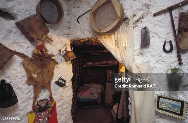 Intérieur d'une maison du village troglodyte d'Artenara sur l'île de la Grande Canarie, en juillet 2000 à Artenara en Espagne.