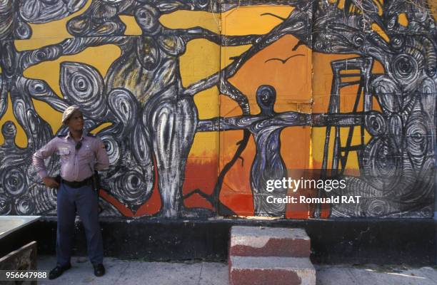 Peinture murale de Salvador Gonzalez dans le quartier Cayo Huesco en septembre 2000 à La Havane, Cuba.