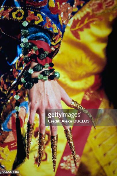 Main aux doigts maquillés d'un mannequin présentant un modèle de la collection automne-hiver du couturier Christian Dior le 8 juillet 2000 en France.