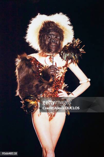 Mannequin portant un masque représentant une tête de gorille et présentant un modèle de la collection automne-hiver du couturier Christian Dior le 8...