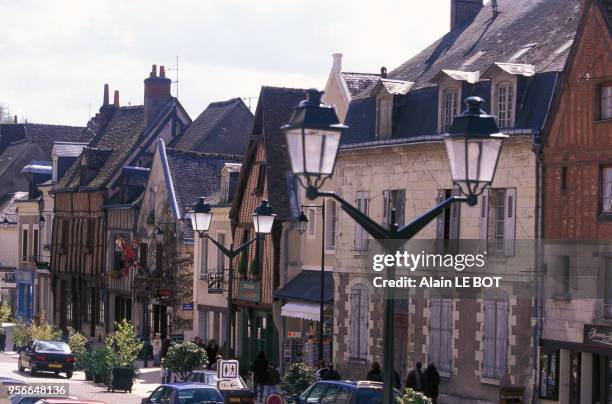 Rue au pied du château d'Amboise en mai 2000 à Amboise, France.