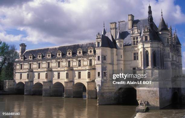 Le château de Chenonceau enjambant le Cher en mai 2000 à Chenonceaux, France.