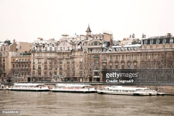 パリ: 雪とセーヌ川洪水 - バトームッシュ ストックフォトと画像
