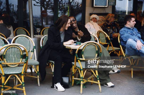 Le musicien et chanteur Marco Prince, du groupe FFF, et la romancière Virginie Despentes à la terrasse d'un café le 12 mars 2000 à Paris, France.